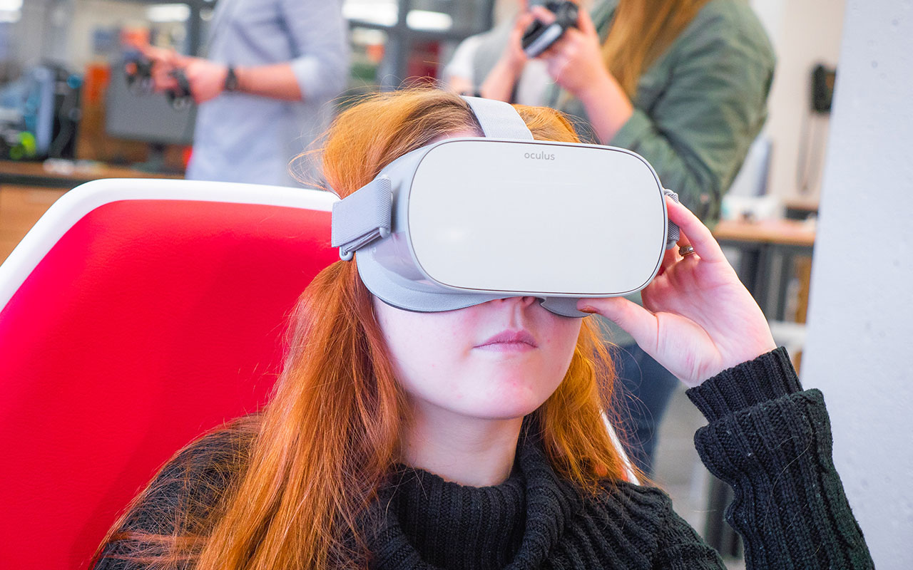 L’Oculus Go vous offre la liberté de vous installer dans le fauteuil de réalité virtuelle.