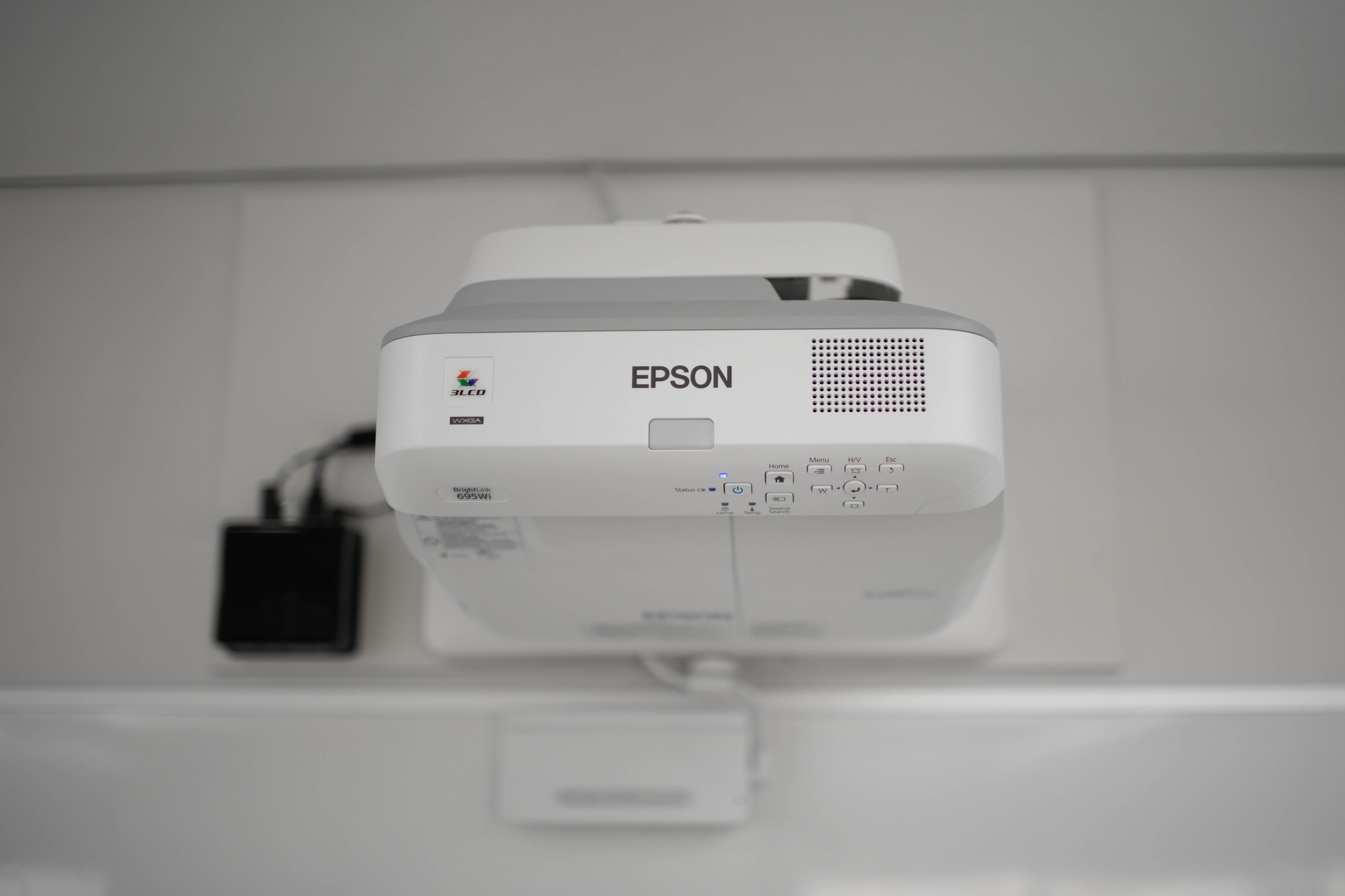 Projecteur interactif Epson 695wi et un petit ordinateur fixés au mur de la CLAAC