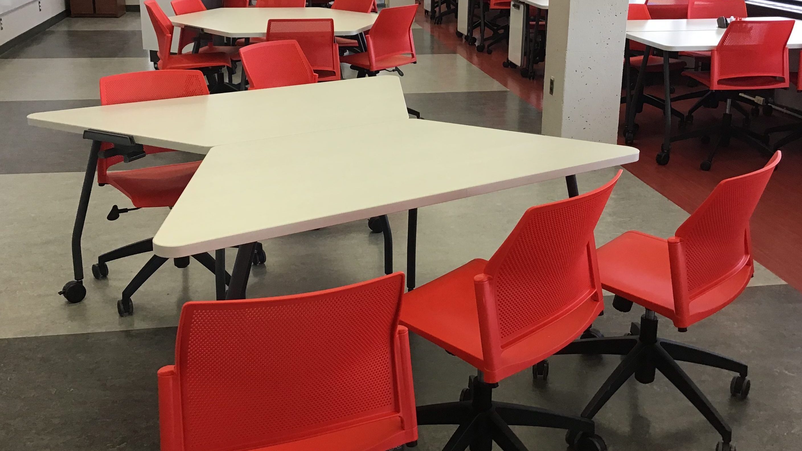 Les tables sont placés de manière à ce que deux équipes d'étudiants présentent leur points de vue sur une problématique.