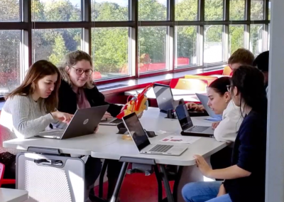 Deux étuipes d'étudiants font un schéma de concepts et intègre le résultat dans leur cahier de notes numériques.