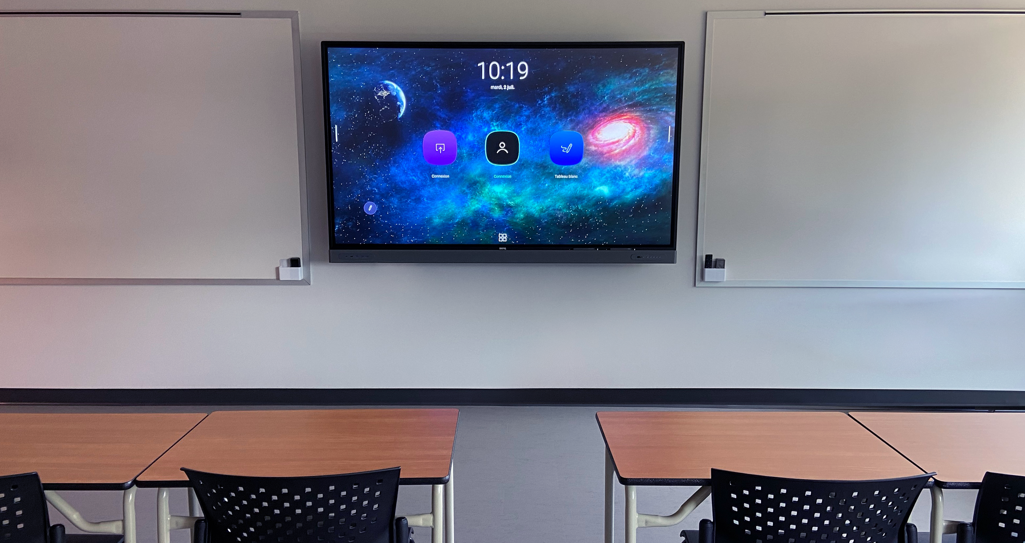 Projecteur interactif Epson 695wi et un petit ordinateur fixés au mur de la CLAAC